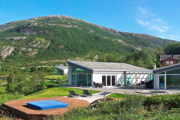 Bekroond vakantiehuis aan zee met panorama uitzicht en whirlpool bij Inndyr - thumbnail 1