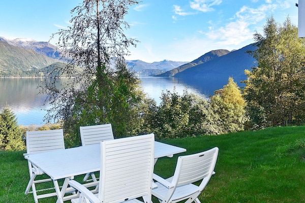 Panoramisch vakantiehuis met fjordzicht, sauna en buiten-jacuzzi bij Folkestad - thumbnail 2