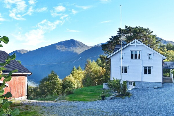 Panoramisch vakantiehuis met fjordzicht, sauna en buiten-jacuzzi bij Folkestad - thumbnail 5