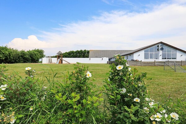 Groot vakantiehuis met panoramisch uitzicht op de Limfjord en privézwembad - thumbnail 1