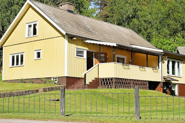 Vrijstaand vakantiehuis met meerzicht op 150m van het water in Ullared - thumbnail 1