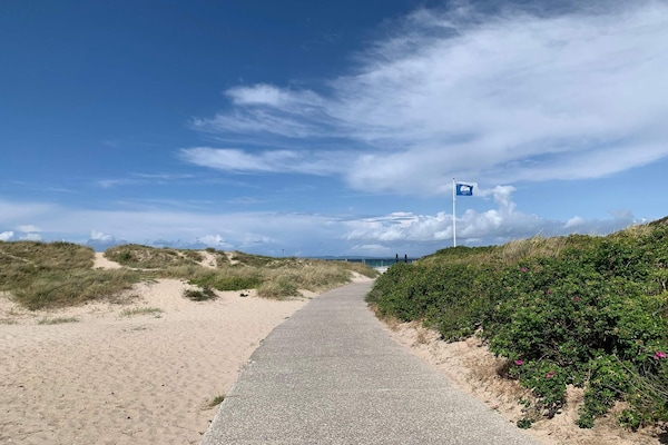 Ruim vakantiehuis voor 14 personen met zwembad, sauna en activiteitenruimte op 900m van zee in Hornbæk - thumbnail 2
