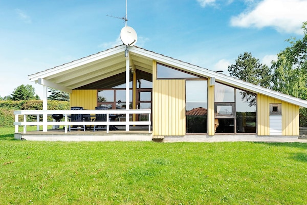 Ruim vakantiehuis met sauna & whirlpool op 250m van zee bij Juelsminde - thumbnail 1