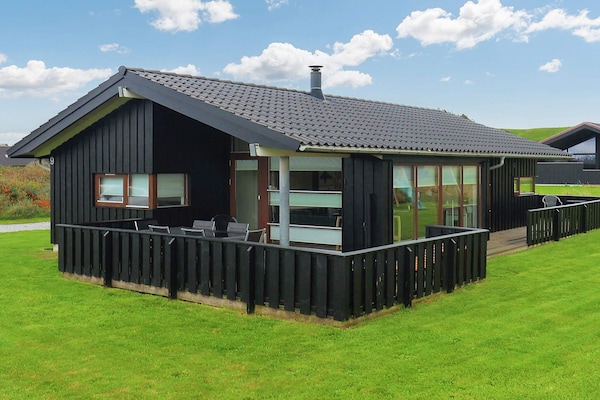 8-persoons vakantiehuis in Hjørring op 450 m van de zee - thumbnail 1