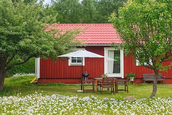 Knus vakantiehuisje aan de golfbaan bij Stockholm – 80m tot het meer - thumbnail 1