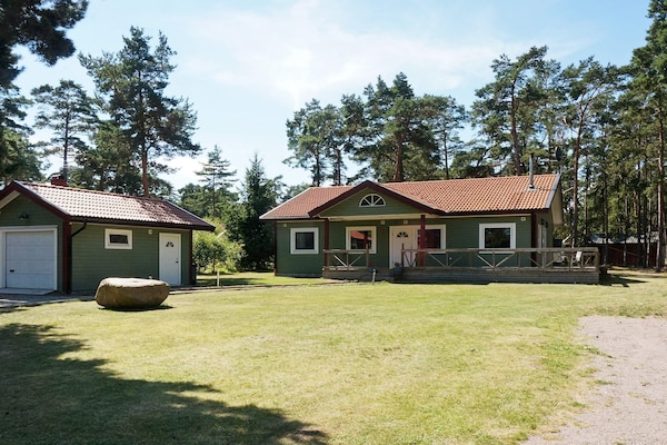 8-persoons vakantiehuis aan zee in Mönsterås met golfbaan nabij - thumbnail 1