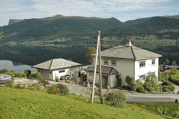 Panoramavakantiehuis aan de Syvdefjord met boothuur en berguitzicht - thumbnail 1