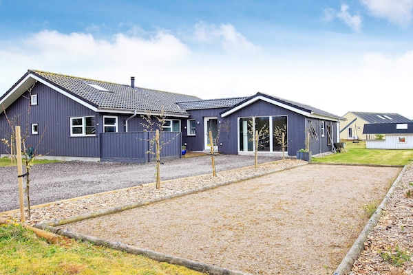 Luxe vrijstaand vakantiehuis met sauna, whirlpool en activiteitenruimte nabij Blokhus - thumbnail 1