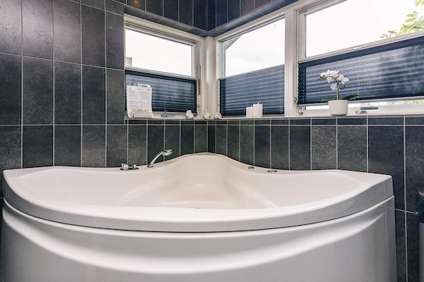 Luxe vrijstaand vakantiehuis met sauna, whirlpool en activiteitenruimte nabij Blokhus - thumbnail 2