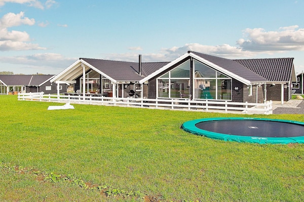 Vrijstaand vakantiehuis met zwembad en wellness op 900m van zee in Bogense - thumbnail 1