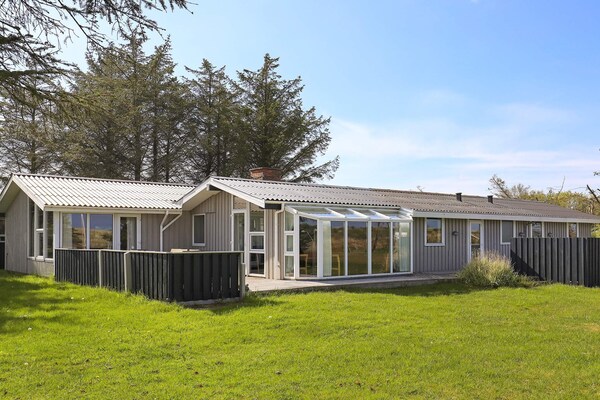 Vrijstaand vakantiehuis met zwembad en sauna direct achter de duinen bij Jerup - thumbnail 1