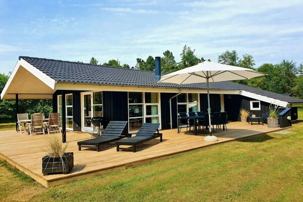Zonovergoten vakantiehuis bij kindvriendelijk zandstrand in Jerup - thumbnail 1