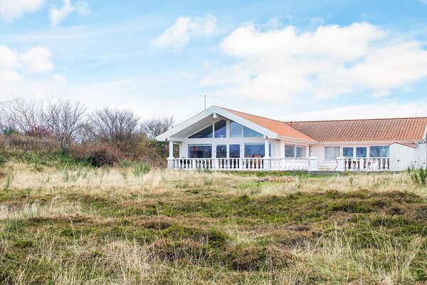 Ruim vakantiehuis met sauna op 200 meter van zee, Sjællands Odde - thumbnail 1