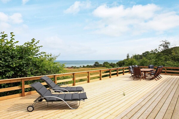 Architectonisch vakantiehuis met sauna en panoramisch zeezicht op 80 meter - thumbnail 6