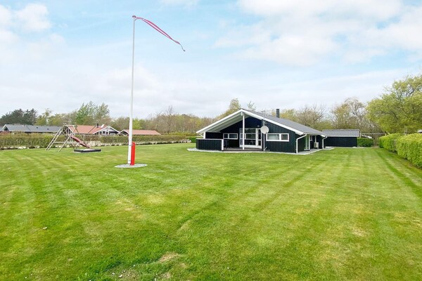 Vrijstaand vakantiehuis met whirlpool, sauna en tuin op 400m van de zee bij Hemmet - thumbnail 1