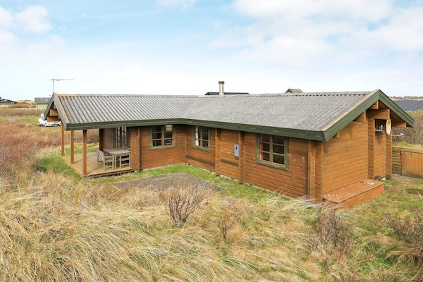 Knus houten huis in de duinen bij Tornby Strand op 500 meter - thumbnail 1