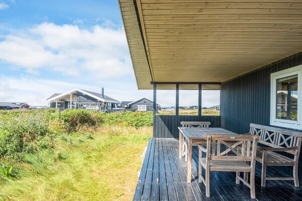 Licht vakantiehuis met zeezicht op 200 meter van Nørlev Strand - thumbnail 1