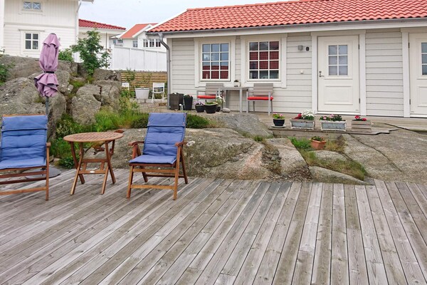 Klein maar fijn vakantiehuis met panoramisch zeezicht op Tjörn - thumbnail 1