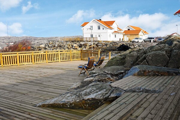 Klein maar fijn vakantiehuis met panoramisch zeezicht op Tjörn - thumbnail 5