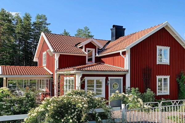 Traditioneel Zweedse woning met veranda en houtkachel nabij Västervik - thumbnail 1