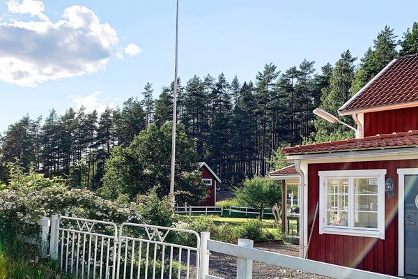 Traditioneel Zweedse woning met veranda en houtkachel nabij Västervik - thumbnail 2