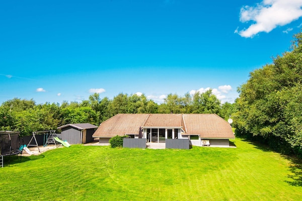 Vrijstaand vakantiehuis in Oksbøl met binnenzwembad, sauna en whirlpool - thumbnail 1