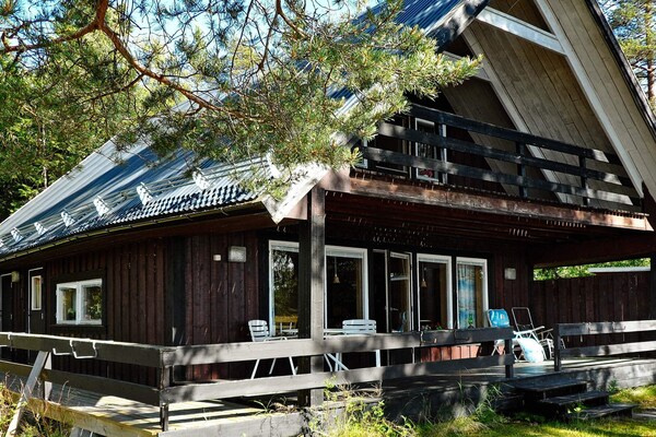Authentiek Zweeds vakantiehuis direct aan zee bij Lögdeå - thumbnail 1