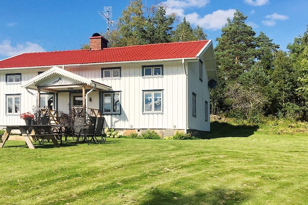 Sfeervol gerenoveerd vakantiehuis nabij meer in Håcksvik, Småland - thumbnail 1