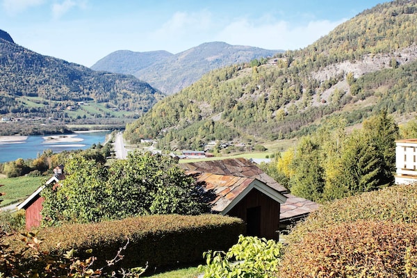 Vrijstaand vakantiehuis met panoramisch uitzicht over het dal bij Otta - thumbnail 3