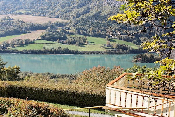 Vrijstaand vakantiehuis met panoramisch uitzicht over het dal bij Otta - thumbnail 4