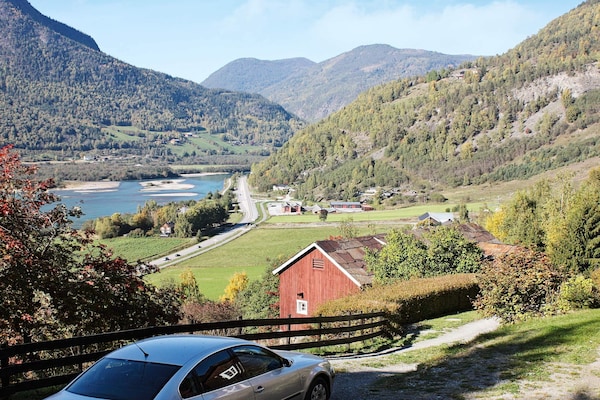 Vrijstaand vakantiehuis met panoramisch uitzicht over het dal bij Otta - thumbnail 5