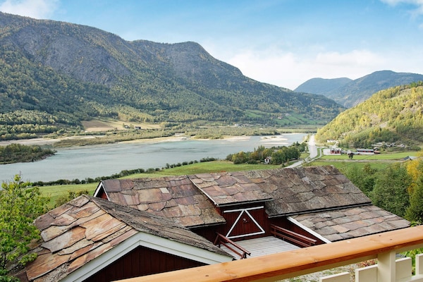 Vrijstaand vakantiehuis met panoramisch uitzicht over het dal bij Otta - thumbnail 6