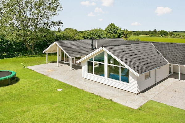 Op 600 m van zee: ruim wellnessvakantiehuis in Stege voor 14 personen - thumbnail 1