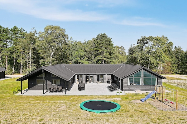 Ruim vakantiehuis in Frederiksværk voor 20 personen met zwembad · 315 m² - thumbnail 1