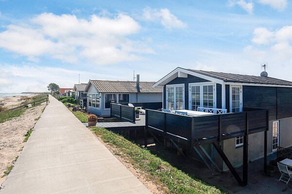 Vrijstaand vakantiehuis direct aan het strand van Hasmark met panoramisch waterzicht - thumbnail 1