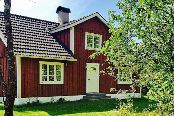 Sfeervol vakantiehuis aan de golfbaan bij Vittsjö – 6 personen - thumbnail 1