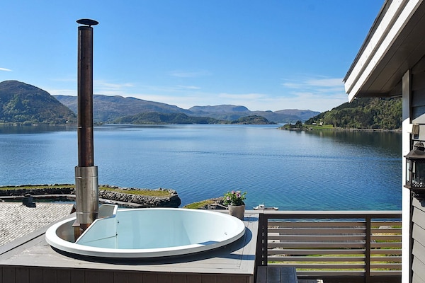 Vakantiehuis met panoramisch uitzicht, houtgestookte hot tub en bootverhuur nabij Selje - thumbnail 1