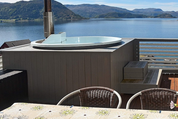 Vakantiehuis met panoramisch uitzicht, houtgestookte hot tub en bootverhuur nabij Selje - thumbnail 3