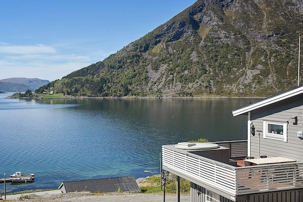 Vakantiehuis met panoramisch uitzicht, houtgestookte hot tub en bootverhuur nabij Selje - thumbnail 4