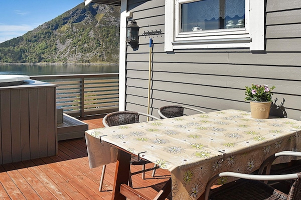 Vakantiehuis met panoramisch uitzicht, houtgestookte hot tub en bootverhuur nabij Selje - thumbnail 6