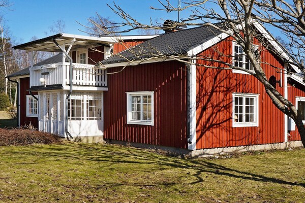 Sfeervol vakantiehuis met sauna aan de golfbaan bij Stockaryd - thumbnail 2