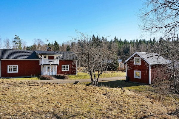 Sfeervol vakantiehuis met sauna aan de golfbaan bij Stockaryd - thumbnail 5