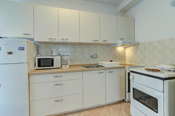 Op 400 m van zee: ruim appartement voor 6 personen in Senj - thumbnail 4