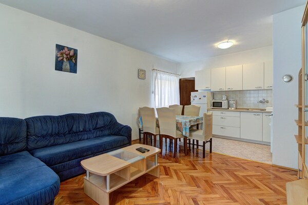 Op 400 m van zee: ruim appartement voor 6 personen in Senj - thumbnail 2