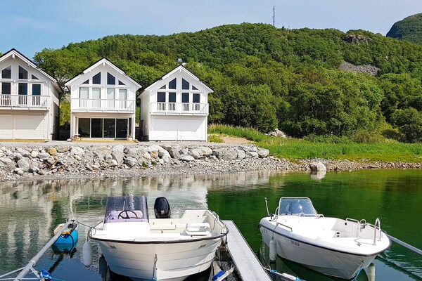 Licht vakantiehuis in Rorbu-stijl direct aan het water bij Brattvåg - thumbnail 1