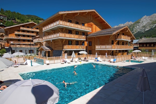 Luxe appartement in La Clusaz met zwembad en spa - thumbnail 1