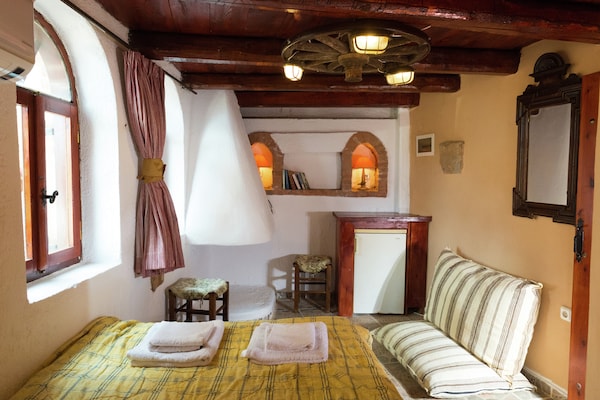 House of Monastery: Authentiek kloosterappartement met zeezicht bij Elounda - thumbnail 4