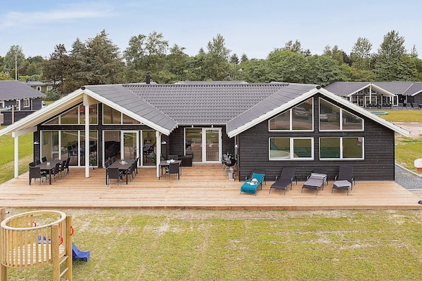 Groot vakantiehuis met zwembad en activiteitenruimte op 1 km van zee in Vejby - thumbnail 2