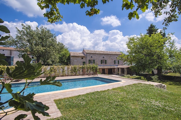 Gerenoveerde villa met privé zoutwaterzwembad nabij Svetvinčenat - thumbnail 1