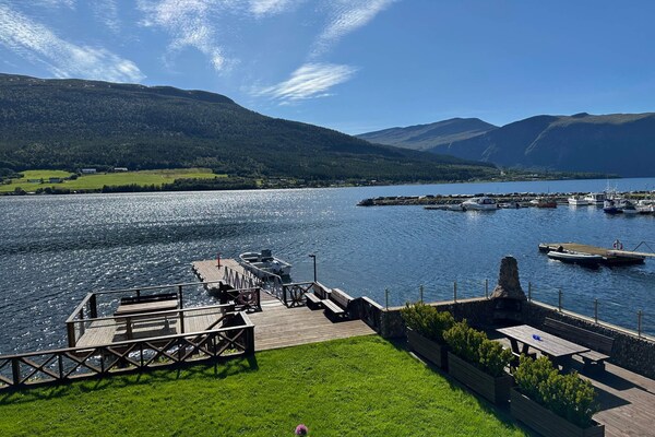 In het centrum van Eidsvåg: Ruim appartement direct aan de fjord - thumbnail 1